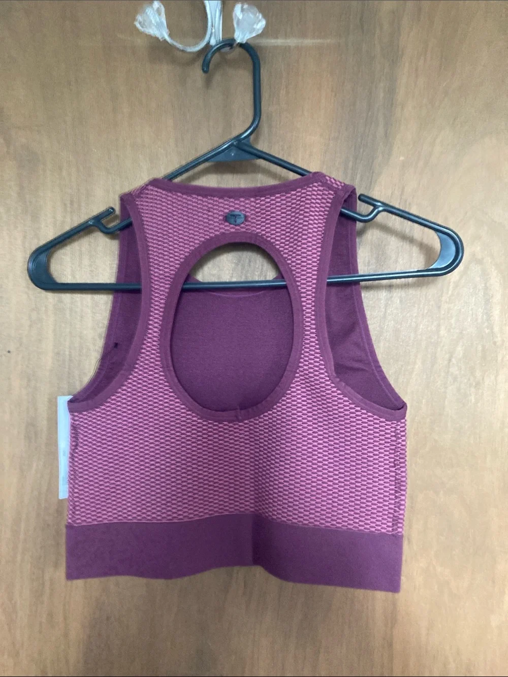 Tahari sport bubble knit keyhole sports bra top S / M